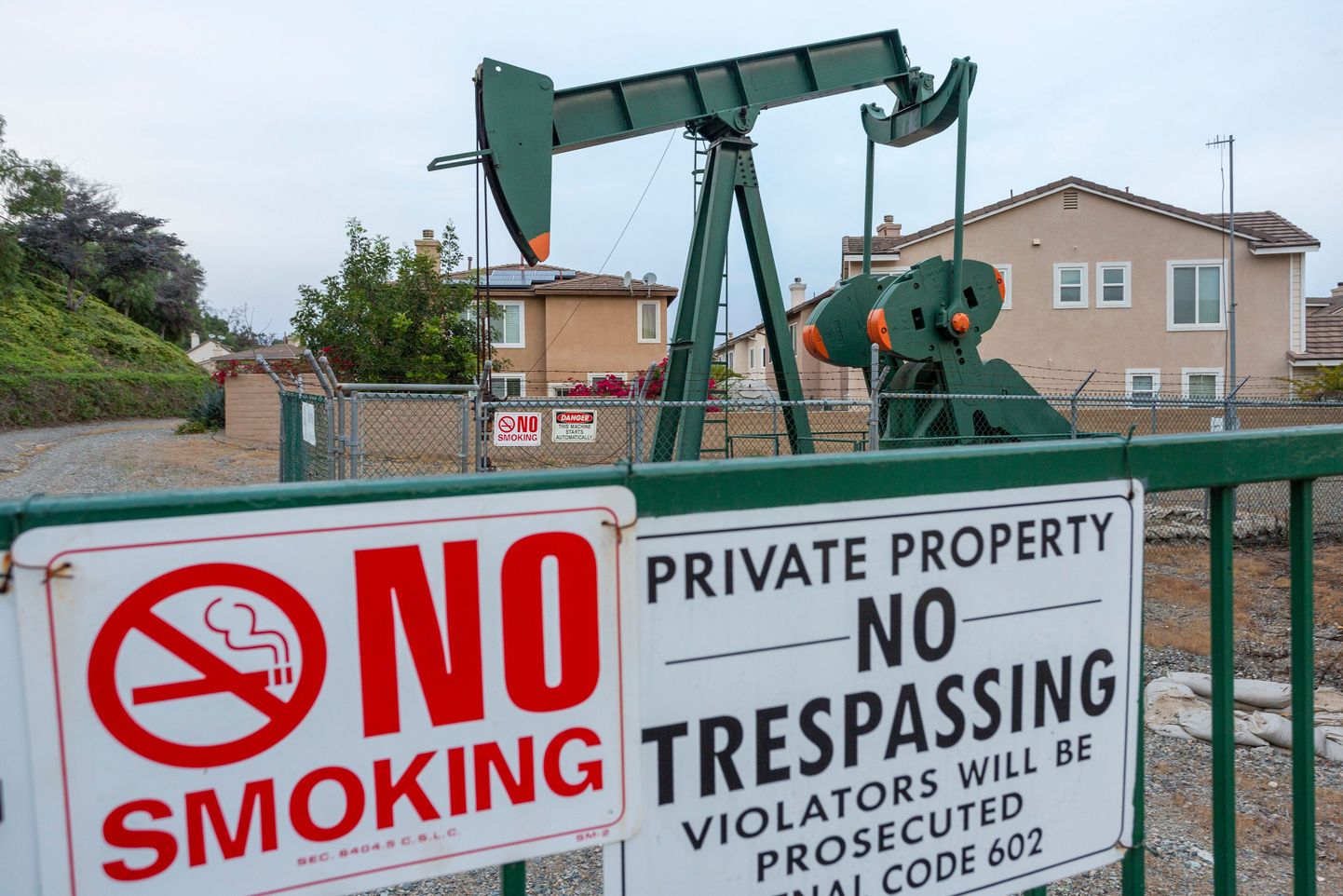 Naftapump Long Beach naftaväljal elurajooni vahetus läheduses.