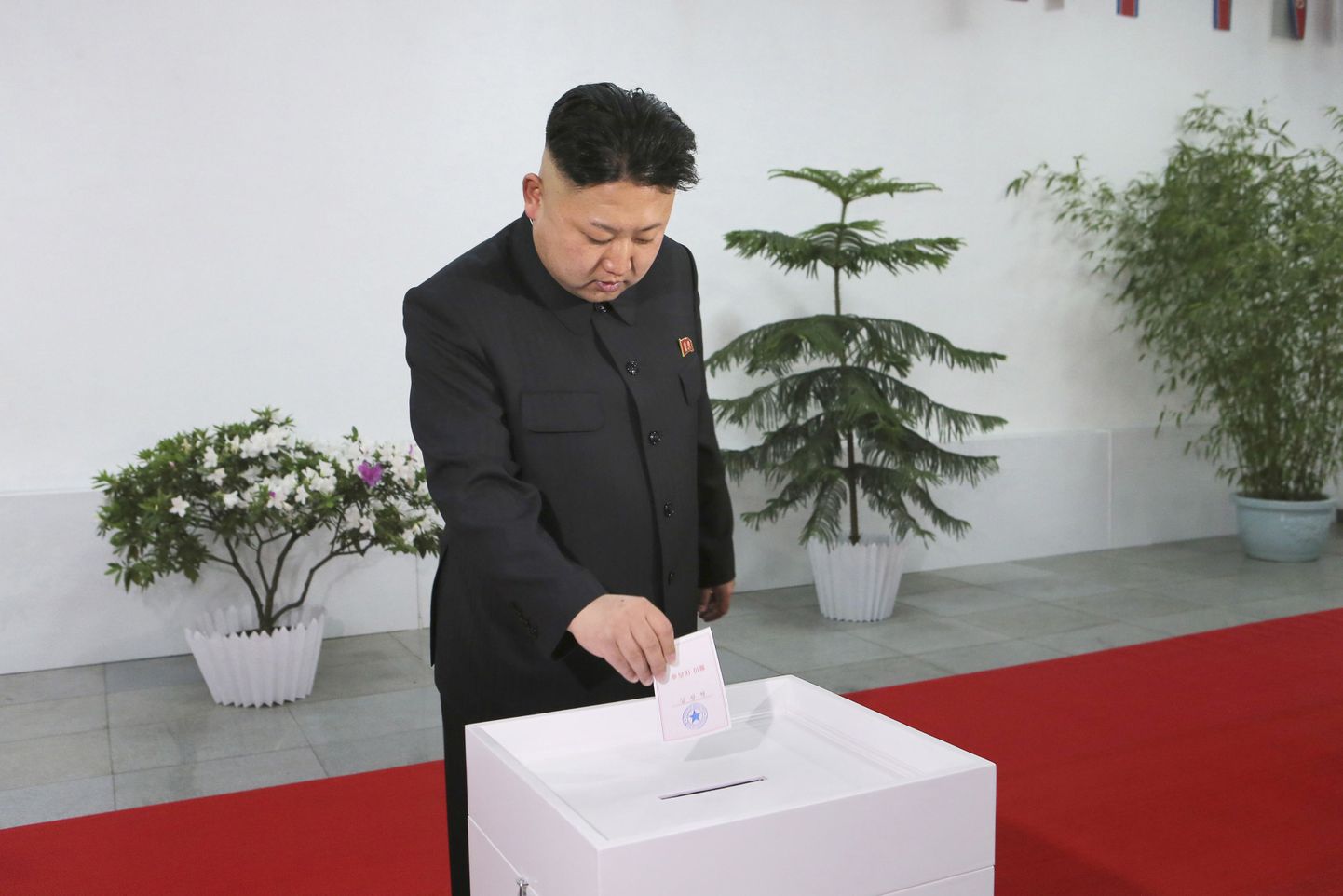 Kim Jong-un valimiskasti juures