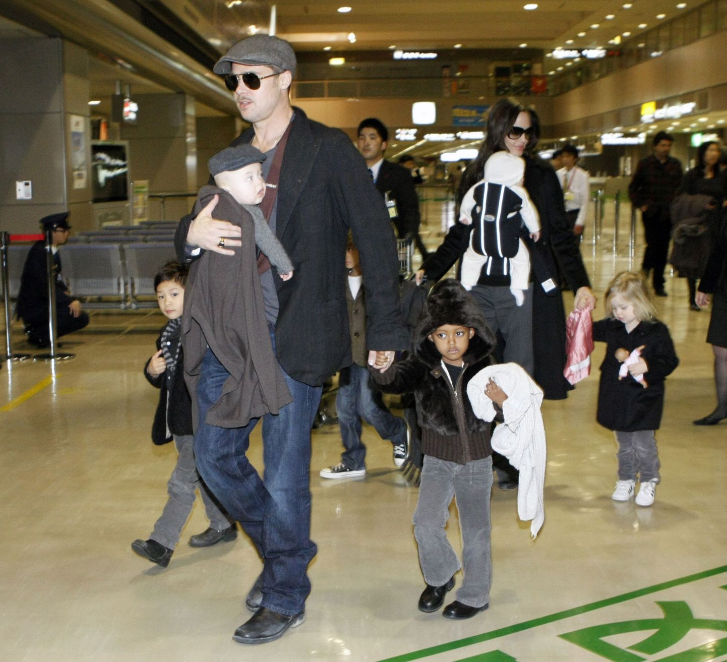 Brad Pitti ja Angelina Jolie'i pere. Shiloh on pildil paremal ema käe otsas.