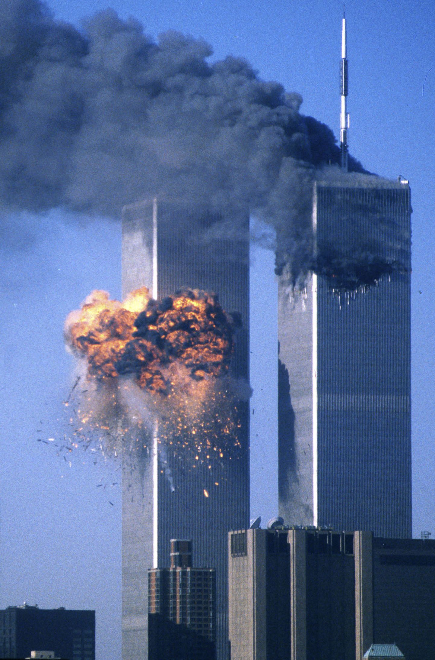 New Yorgi Maailma Kaubanduskeskus rünnakute ajal. Lõunatorn (vasakul) ja Põhjatorn