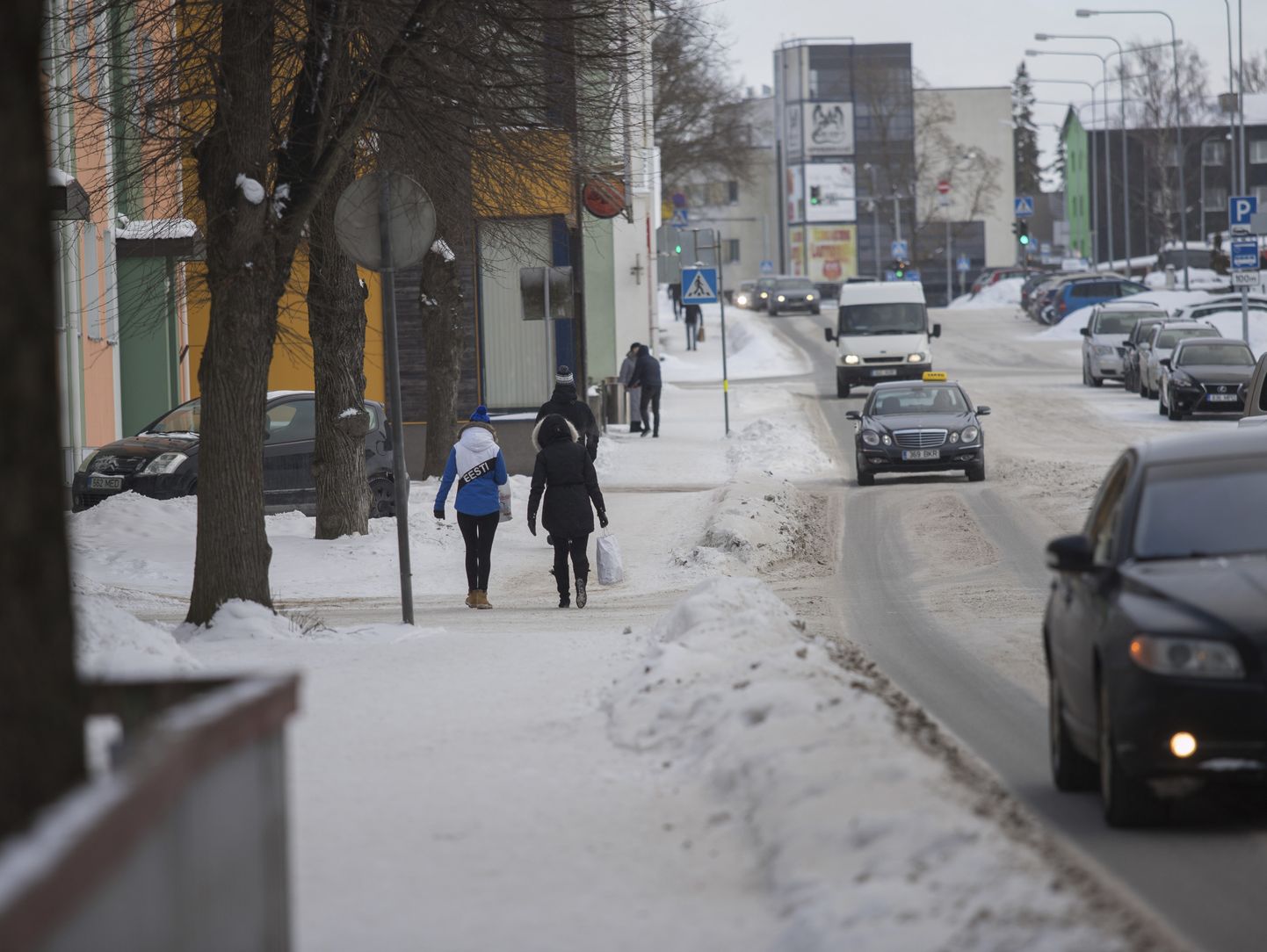 Rakvere linnas jalgsi ringi liikuvatel kodanikel pole põhjust nuriseda – kõnniteed on laialt lahti aetud ja sahk toimetab ka vähese lumesaju korral.