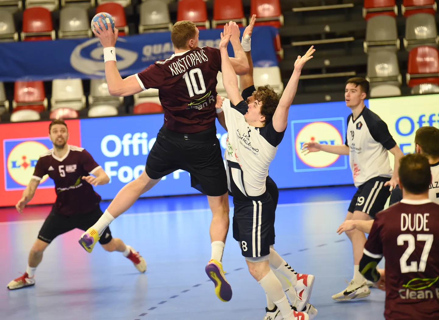 Latvijas handbola izlases spēlētājs Dainis Krištopāns (nr.10,sarkans)
