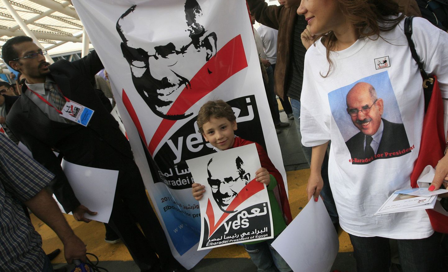 Mohamed ElBaradei toetajad ootamas oma kangelast Kairo lennujaamas.