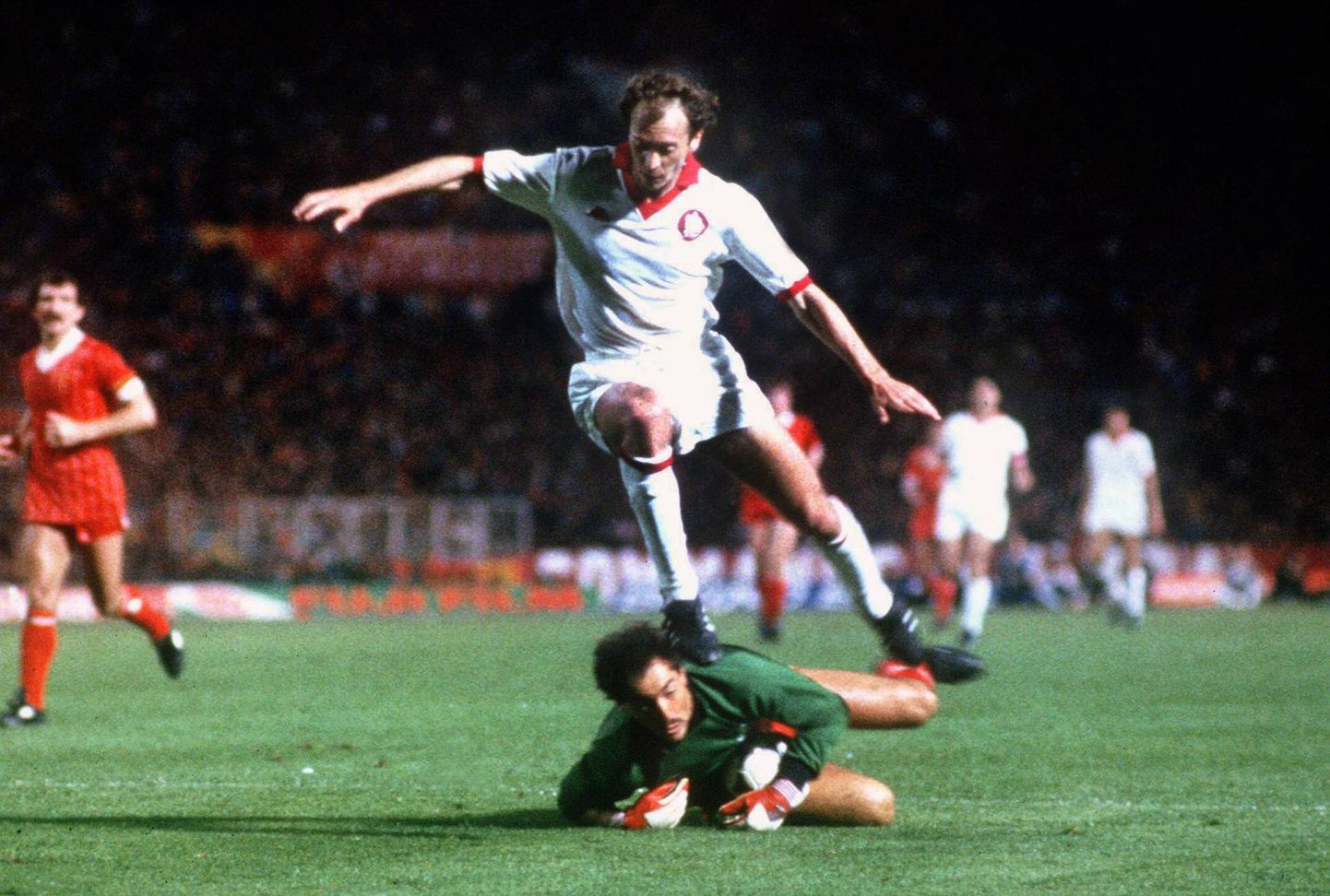Bruce Grobbelaar (all) aktsioonis 1984. aasta  Euroopa karika (Meistrite liiga eelkäija) finaalis, kus Liverpool alistas pärast 1:1 lõppenud normaal- ja lisaaega penaltitega 4:2 AS Roma.