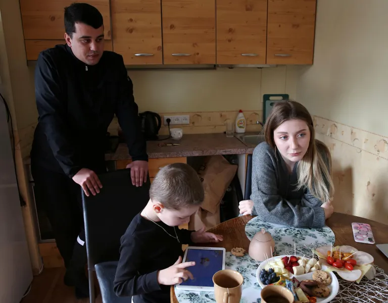Dima tuli ühel õhtul töölt tordi ja kollaste tulpidega, sinine lint ümber varte. Ütles, et need on Darjale. Ta uute kolleegide naised olid saatnud. «Ma nutsin siis,» sõnab Darja. «See ei olnud ainult kevade sümbol, see oli meie-oleme-teiega-sümbol!»