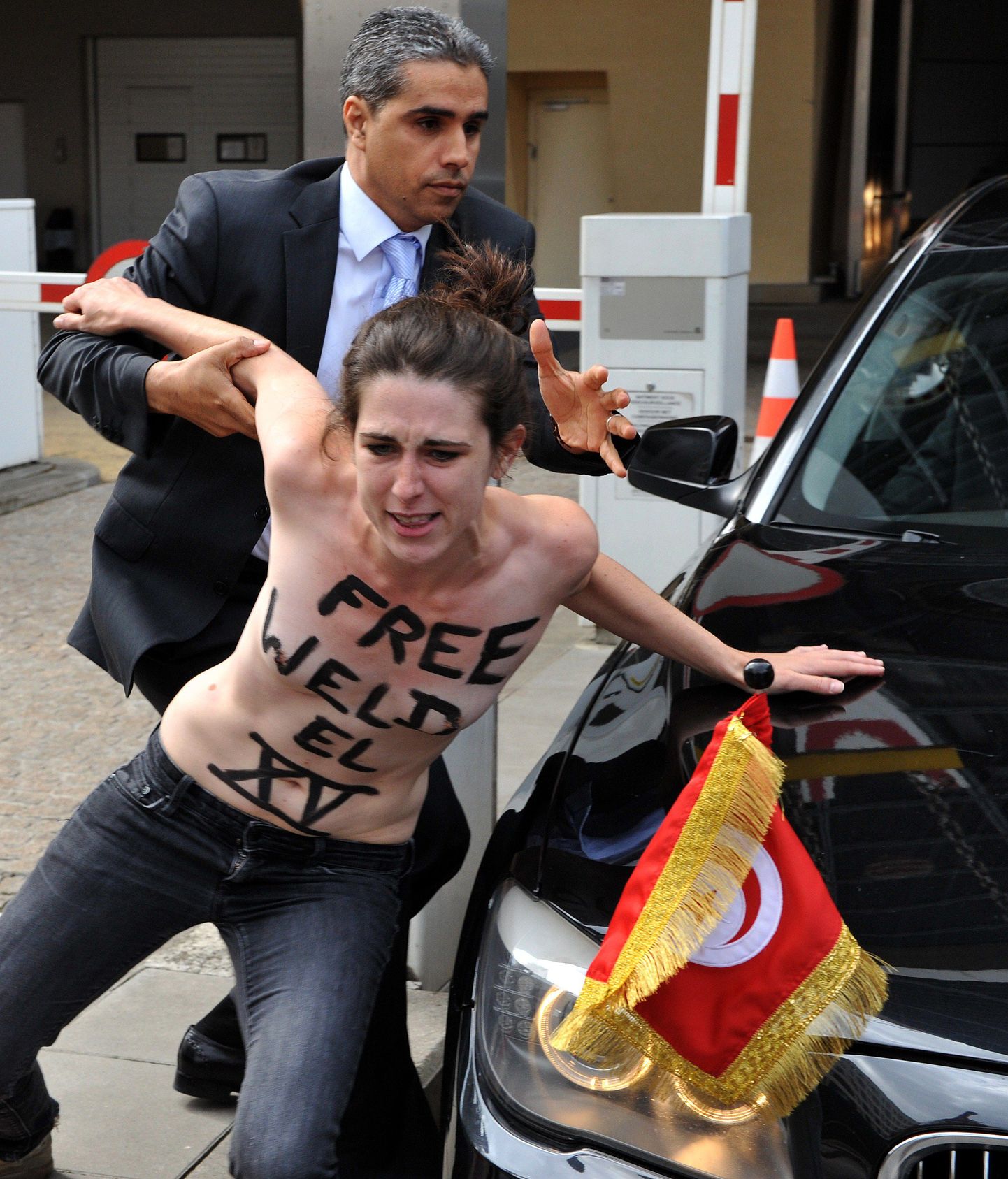 Активистка Femen в действии.