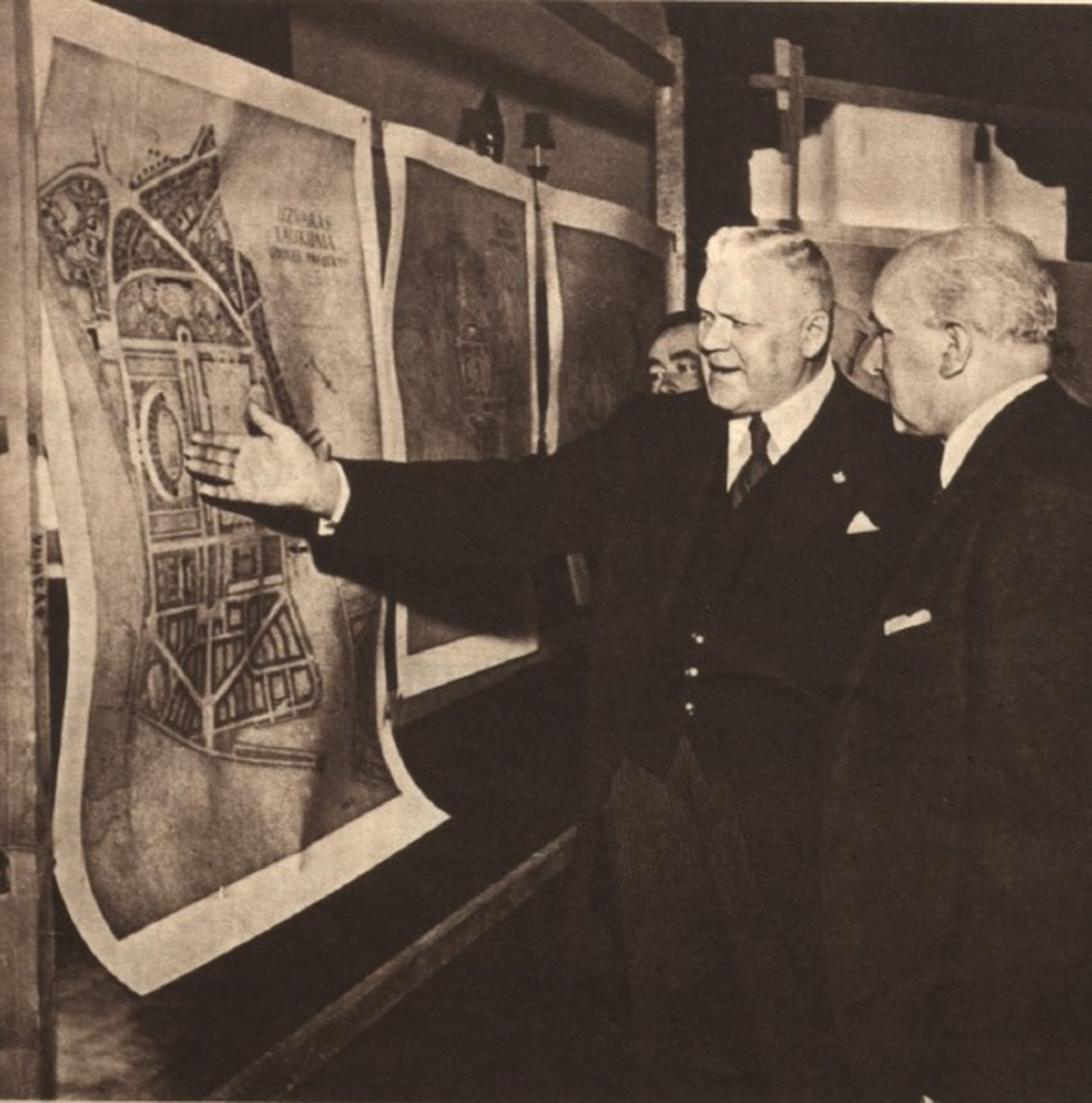 Kārlis Ulmanis aplūko 1939. gada Uzvaras laukuma izbūves konkursa darbus
