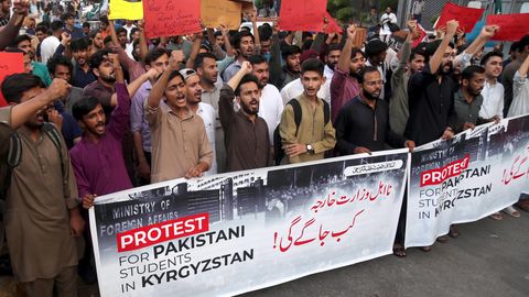 Pakistan evakueeris pärast massikaklusi Kõrgõzstani pealinnast sadu tudengeid