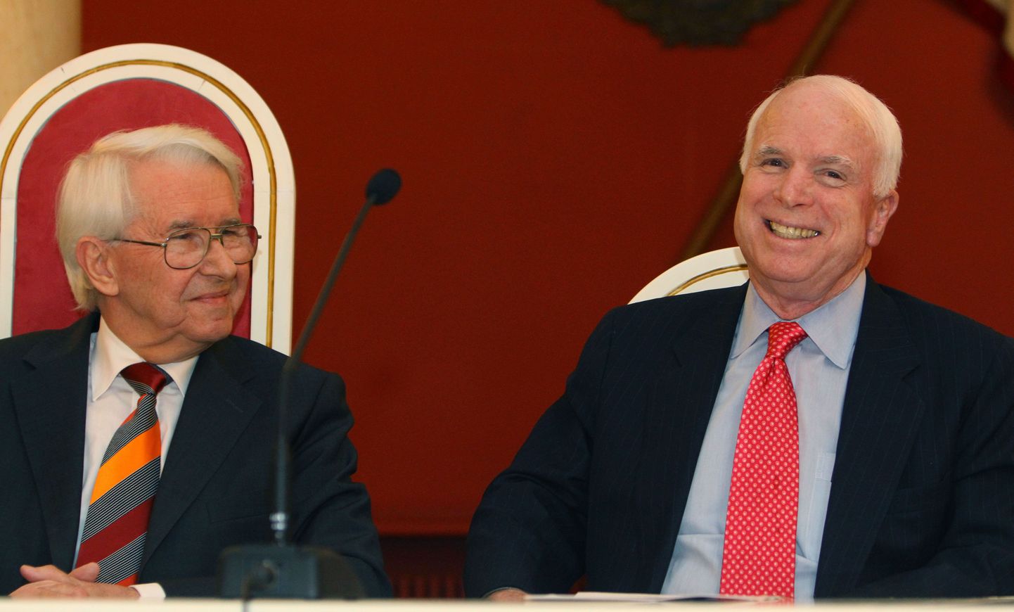 Benedictas Juodka (vasakul) kohtus möödunud aastal senaator John McCainiga(paremal).