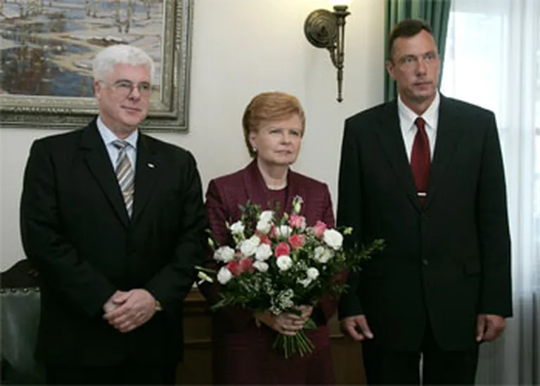 LOK prezidents Aldons Vrubļevskis (no kreisās), Valsts prezidente Vaira Vīķe - Freiberga un LOK ģenerālsekretārs Einars Fogelis. 