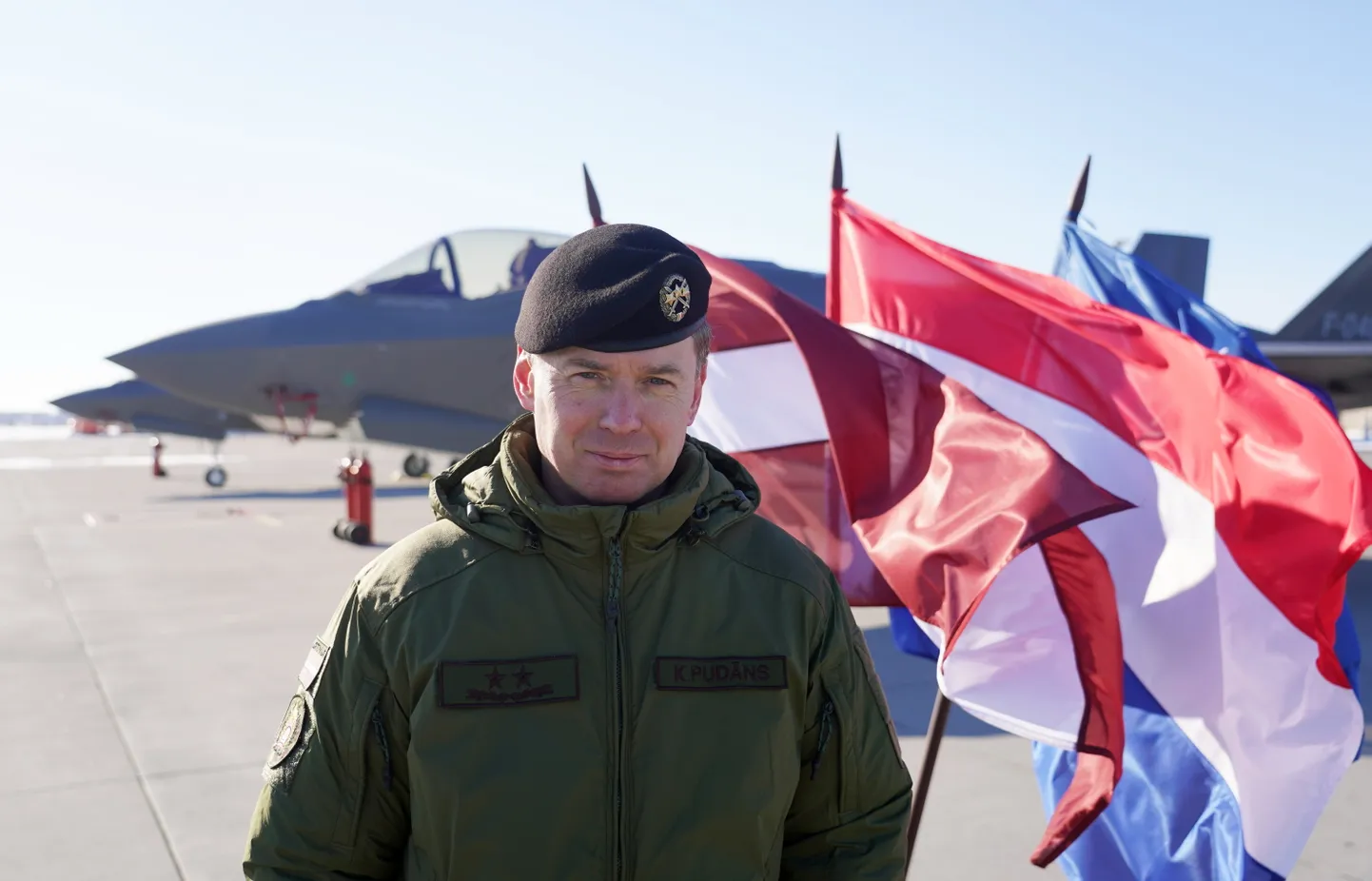 Latvijas Nacionālo bruņoto spēku (NBS) komandieris Kaspars Pudāns piedalās pasākumā NBS militārajā bāzē "Lielvārde", kurā, demonstrējot NATO klātbūtni reģionā, ierodas divi Nīderlandes iznīcinātāji "F-35".