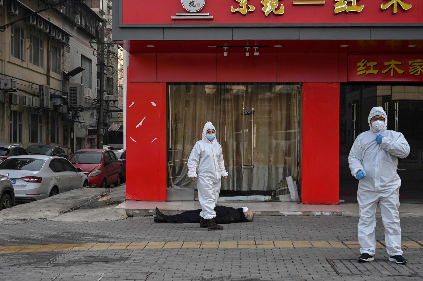 Eile leiti Wuhani linnas tänavalt surnult lamav mees, tema juurde saabusid kaitseülikondades meedikud.