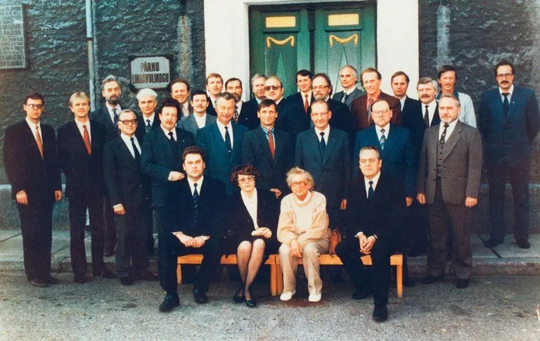 Esimese volikogu pildil on (esimene rida) Margus Tammekivi, Helga Koger, Vaike Aller, Uno Mirme, (teine rida) Rein Raie, Eduard Rajari, Mati Saar, Jüri Tenson, Endel Veinpalu, Mati Tambur, Jüri Kukk, (kolmas rida) Teet Roosaar, Urmas Lekk, Jakob Tõnissoo, Aleksander Kask, Vello Tarem, Johannes Kass, Peeter Kallakas, Arvi Hallik, Vladimir Klevtsov, Ahti Kõo, Jaan Põlma, Matti Vaga, Tõnu Tõniste, Kalju Põldots, Märt Nael, Vello Järvesalu, Enn Hallik ja Uno Koort. Fotolt puuduvad Asso Kommer, Jane Mets, Rein Tohv, Juhan Liiv, Jaan Somer, Adu Lee, Ingo Normet, Mati Kuusk, Ervin Vilepill ja Aleksei Duginets.