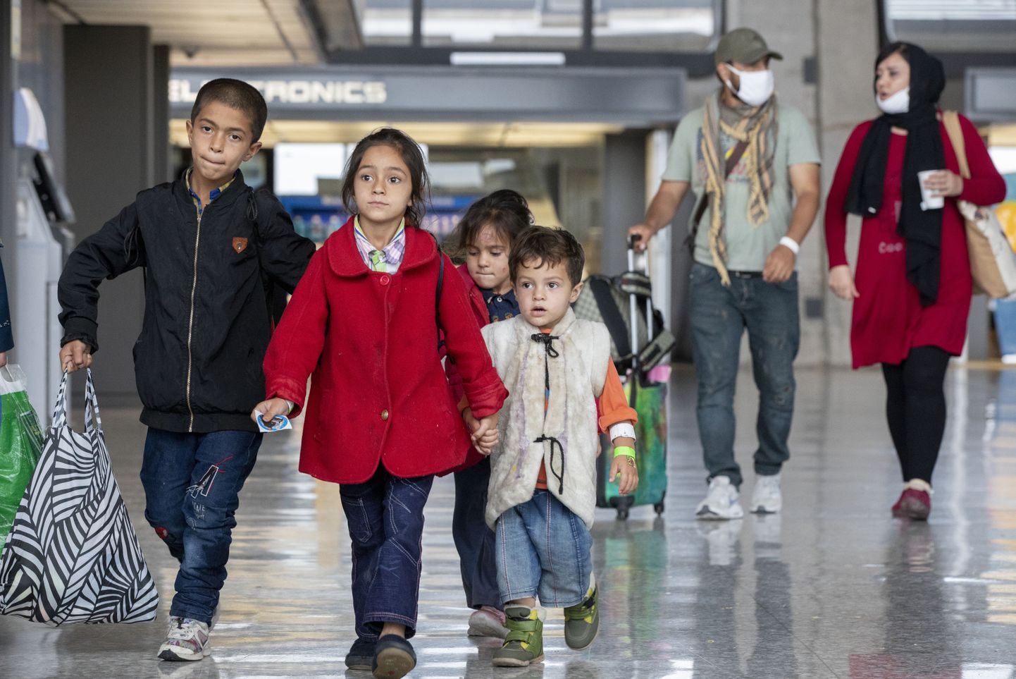 Afganistanist evakueeritud lapsed Washingtoni Dullesi lennujaamas.