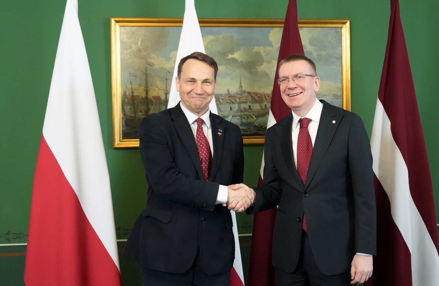 Valsts prezidents Edgars Rinkēvičs (no labās) un Polijas ārlietu ministrs Radislavs Sikorskis tikšanās laikā Rīgas pilī.
