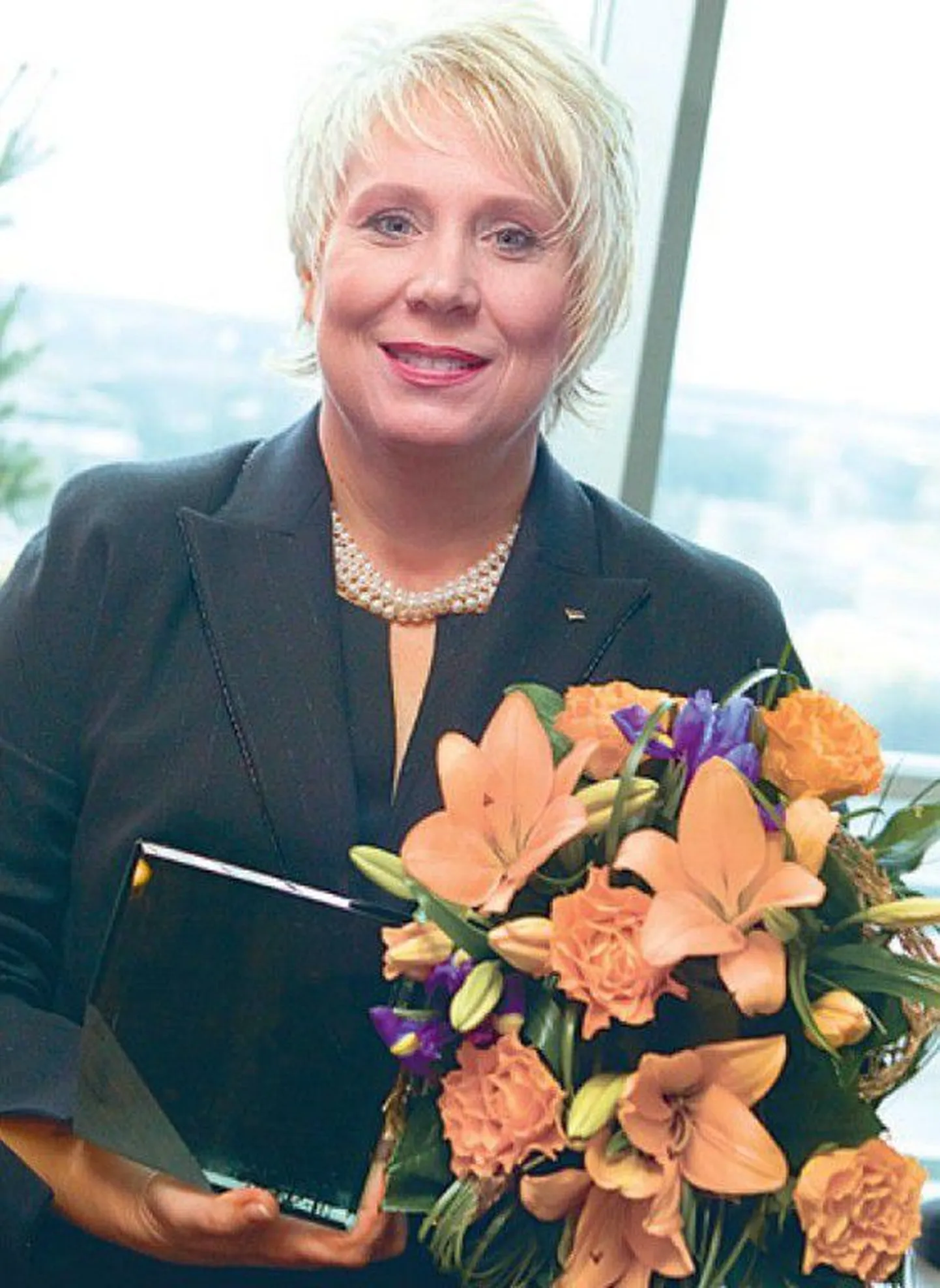 Marina Kaljurand mullu Postimehe aasta inimeseks valimise puhul saadud lillekimbuga..