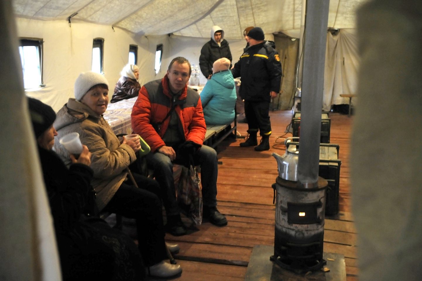 Inimesed saamas sooja soojenduspunktis Ukrainas Ladõžõnis pärast seda kui Venemaa raketilöök hävitas kohaliku soojuselektrijaama.