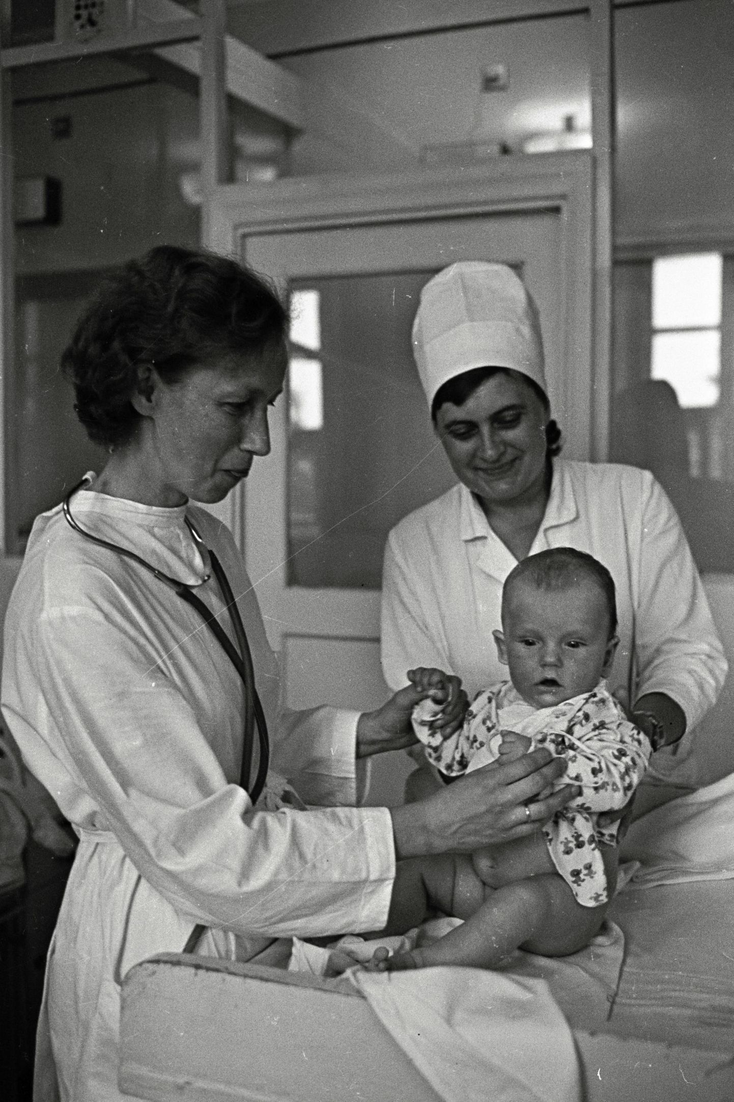 Hiiu lastehaigla arst M. Pärlist ja õde J. Kaleda väikest Margust läbi vaatamas, 1972.