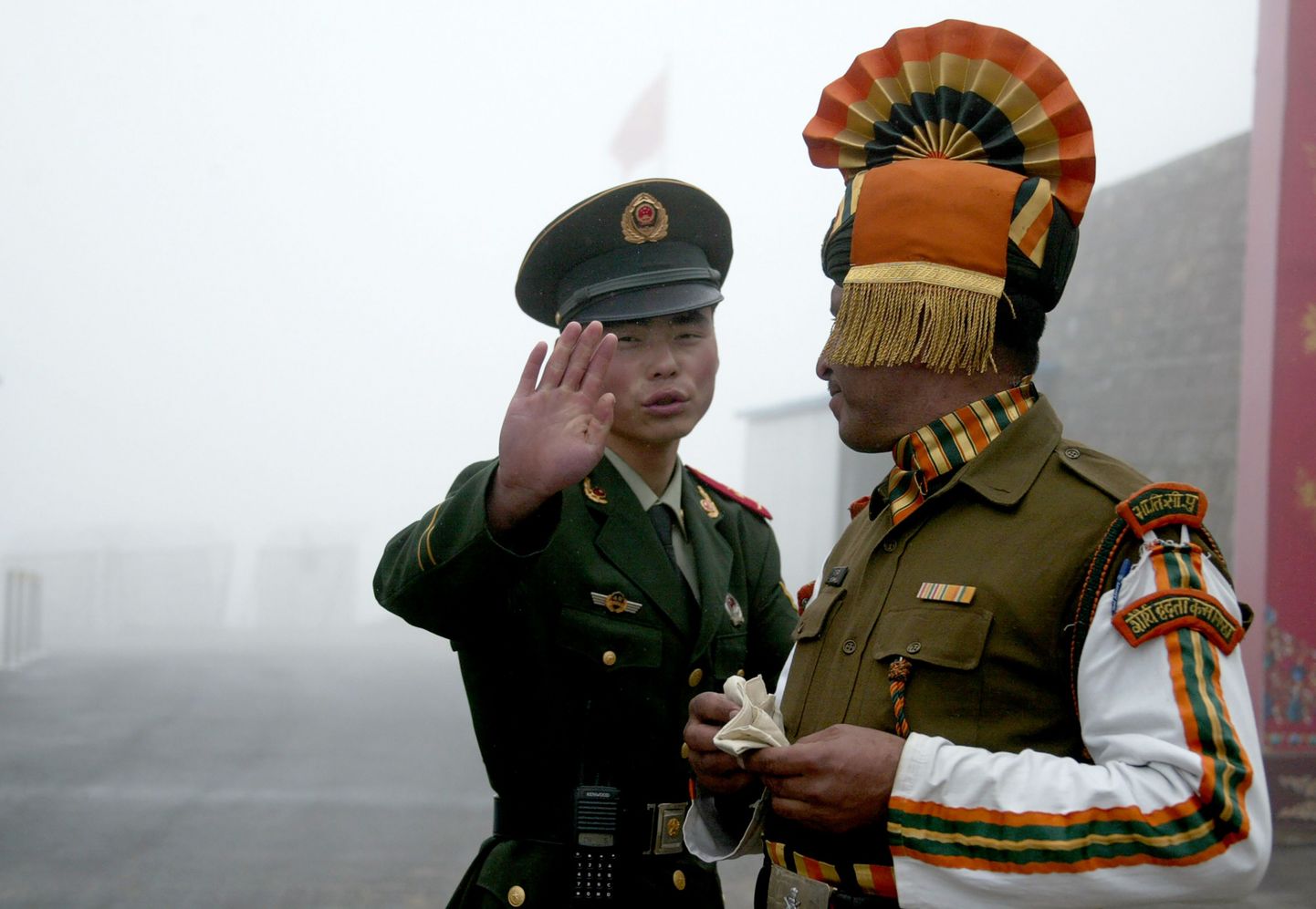 Hiina sõdur ja India sõdur 2008. aastsal Nathu La piiripunktis.