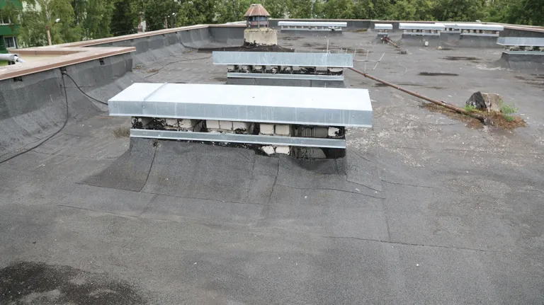 Halvasti renoveeritud ja hooldamata katusel on kihtide vahel vesi. Selline hüdroisolatsioon tuleb eemaldada.