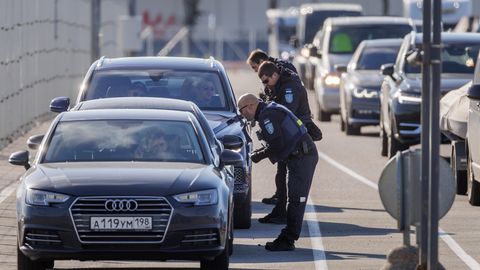 Галерея ⟩ В Таллиннском порту полиция тщательно проверяла машины с российскими номерами