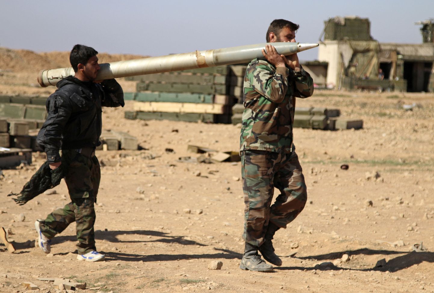 Süüria armee sõdurid raketiga.