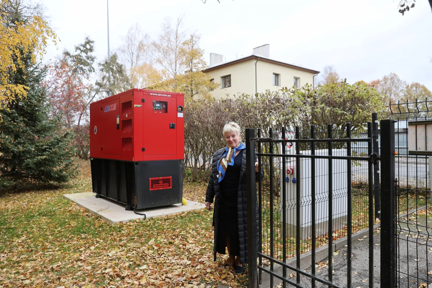 See kärtspunane 65-kilovatise võimsusega generaator paigaldati Maarjamõisa lasteaia hoovi tänavu kevadel. Direktor Kai Kens sõnas, et õnneks pole seni lasteaial generaatorit tarvis läinud.