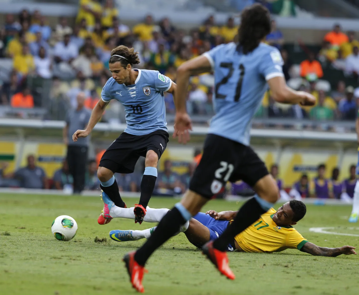 Diego Forlan (vasakul).