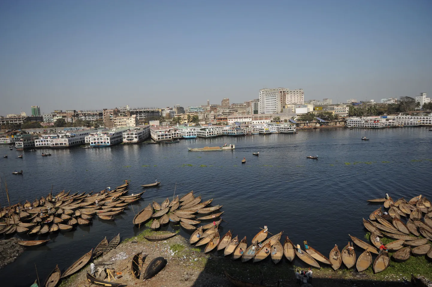 Bangladeshi paadiomanikud ootamas reisijaid Sadarghat terminalis Dhaka juures.