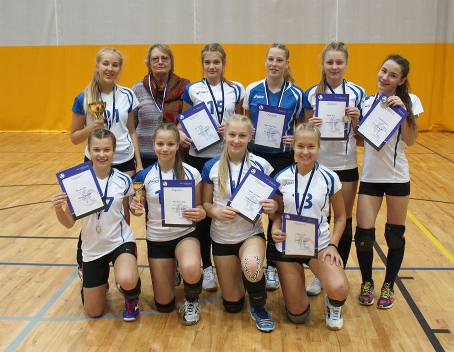 Treener Ellen Arose juhtimisel võitsid U16 võrkpallineiud Eesti karikavõistlustel hõbemedali.