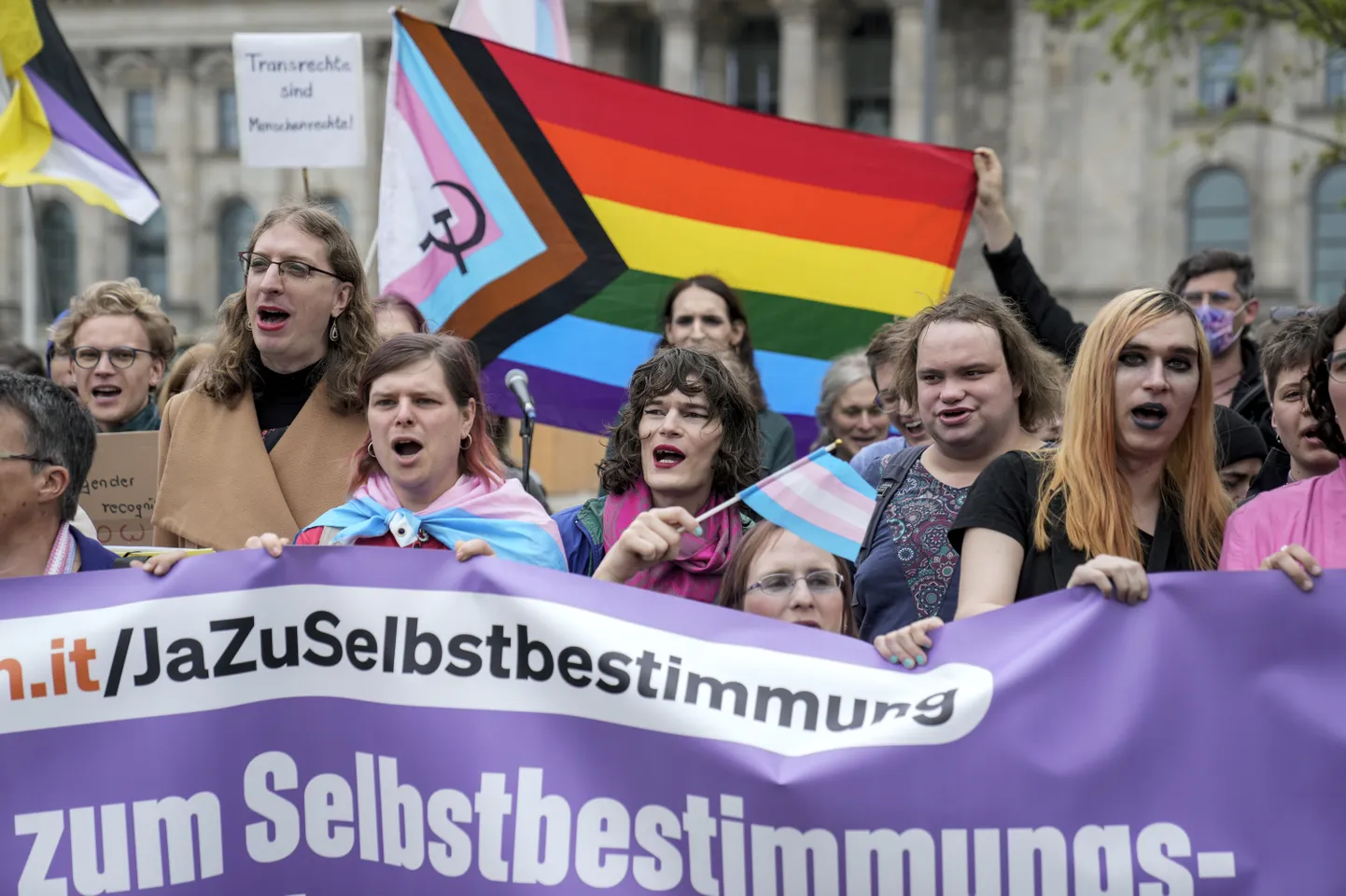 Meeleavaldus transooliste õiguste eest Bundestagi hoone ees Berliinis 12. aprillil 2024. Saksa parlament võttis vastu seadusemuudatused, mille järel transidentiteediga inimestel on kergem juriidiliselt oma sugu muuta.