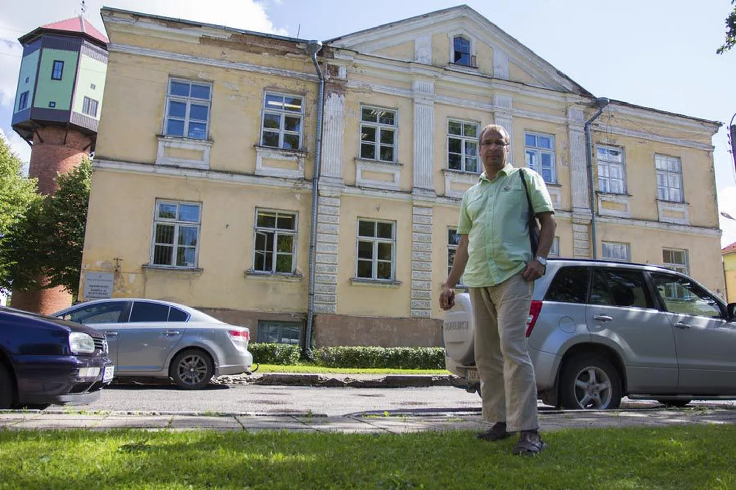 Peaarhitekt Laur Pihel näitab Viljandi linnavalitsuse administratiivhoone remonti vajavat fassaadi.