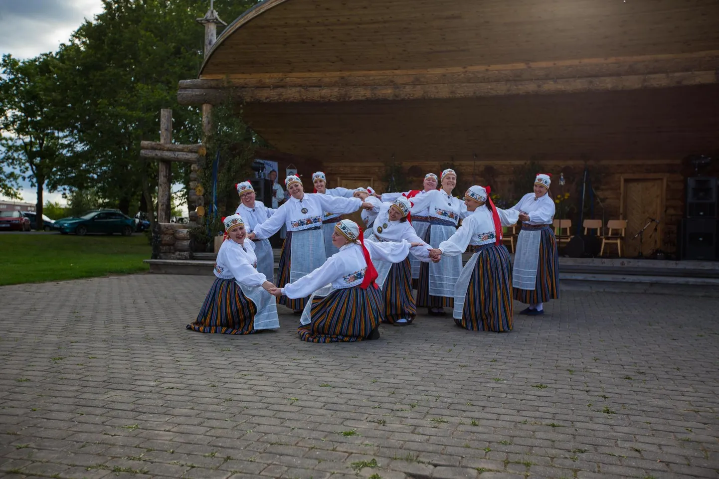 Rahvatantsijate seelikud jäävad ilusa ilmaga kuivaks, vihma korral on aga telk teretulnud.