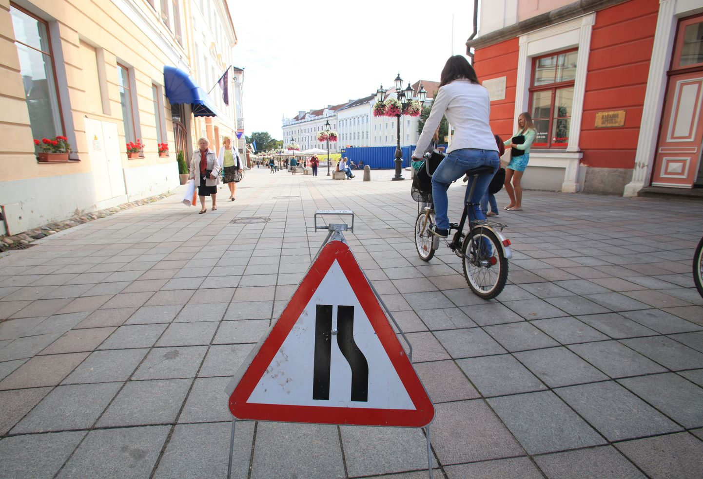 Tartu Raekoja apteegi kõrval võis täna hommikul näha liiklusmärki «teekitsend».