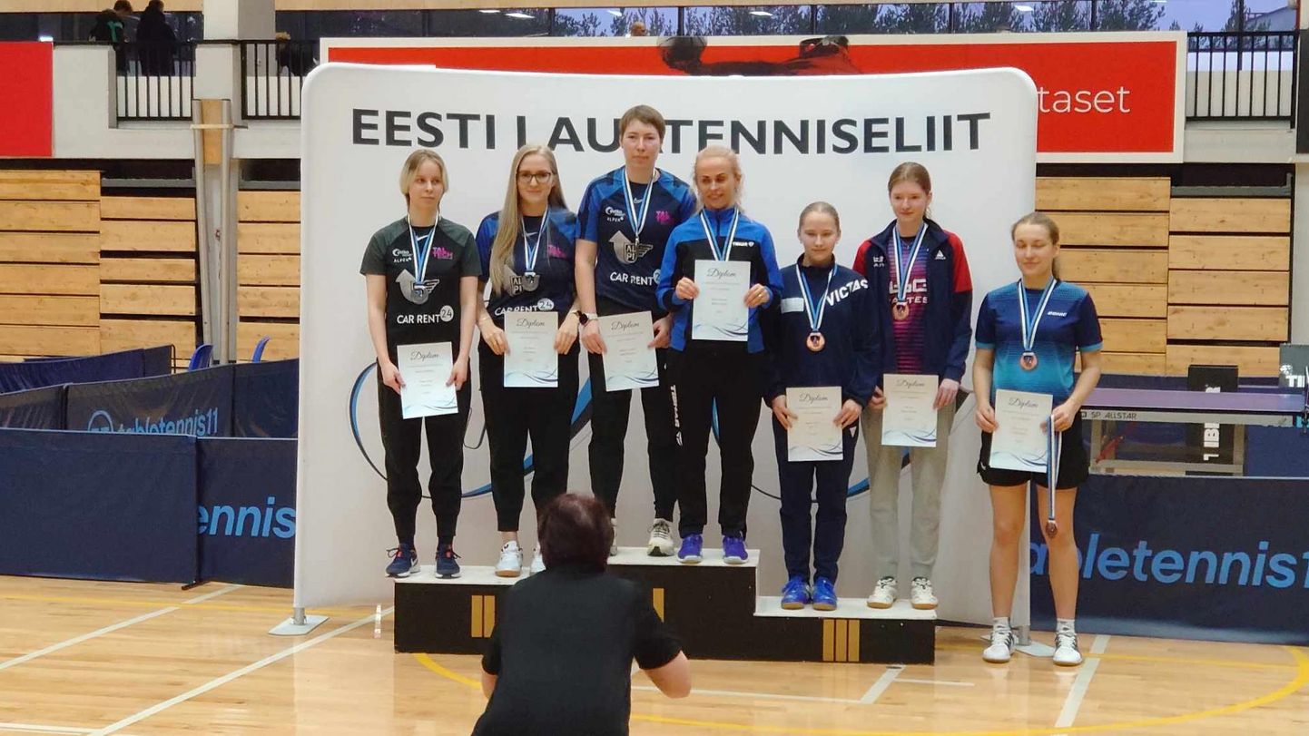 Viljandi spordikooli lauatennisist Elis Türk (paremalt teine) tõi koos Viru-Nigula neiu Angela Laidineniga täiskasvanute arvestuses Eesti meistrivõistlustel naispaarismängu pronksmedali.