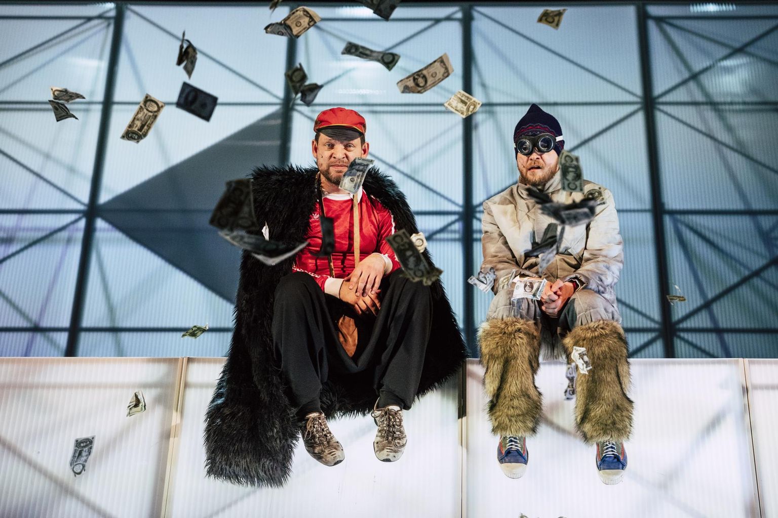 Bertolt Brechti «Kaukaasia kriidiringi» tõi Vanemuises lavale Tiit Palu, lavastuses mängivad teiste seas Andres Mähar ja Ott Sepp.  FOTO: Maris Savik