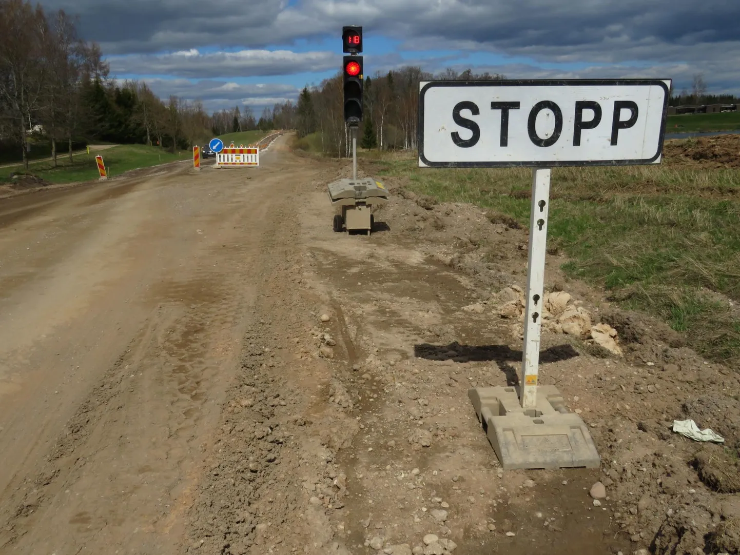 Just seesugune pilt avaneb praegu Tatra–Otepää–Sangaste maanteel, kus on käimas tee ümberehitus. Pilt on tehtud üleeile Kodijärve külas.