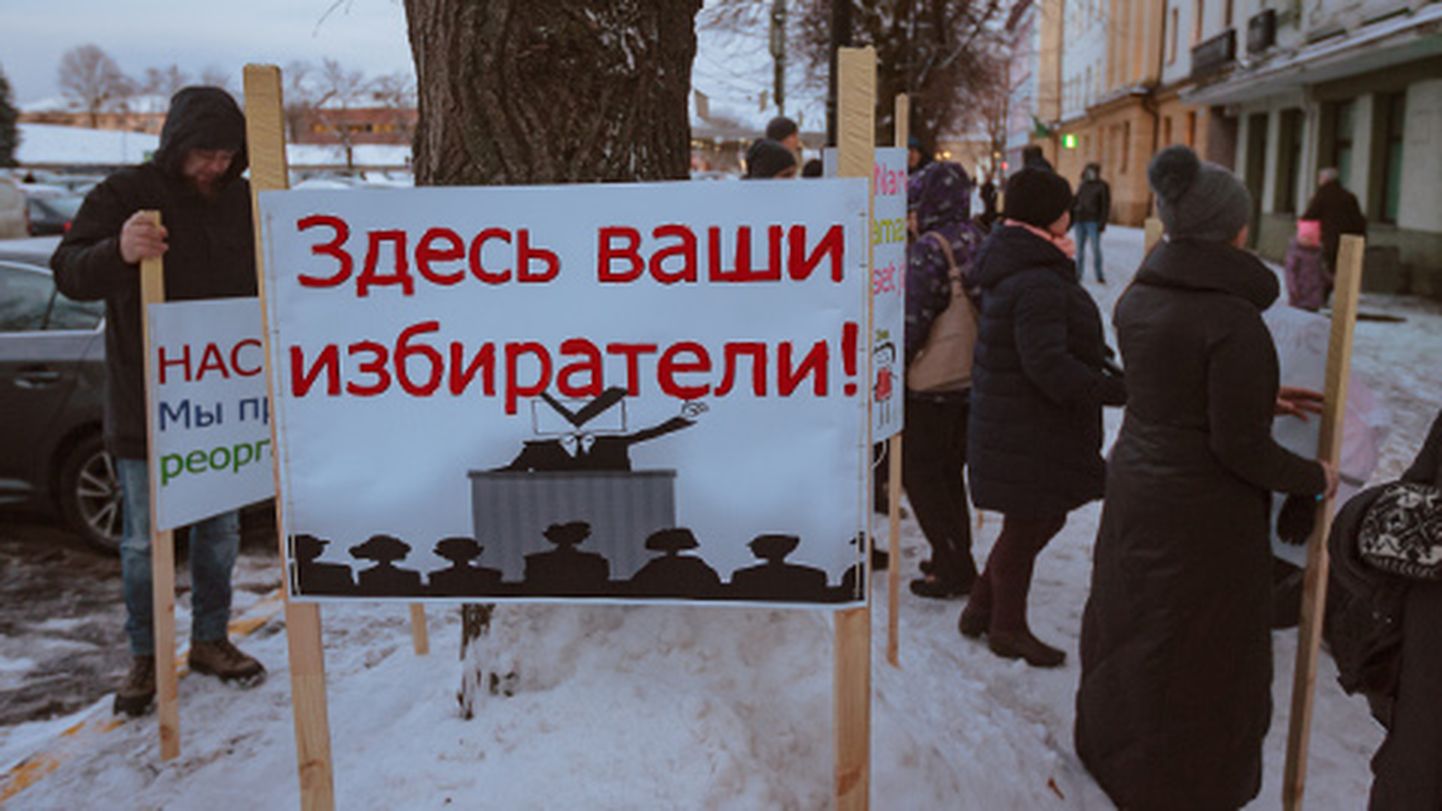 Lasteosakonna sulgemine ähvardas nii linna kui ka kohaliku haigla etteotsa kuuluvaid Narva tsentriste ebameeldivate poliitiliste tagajärgedega. See foto on tehtud 1. detsembril Narva linnavolikogu hoone ees toimunud piketil.