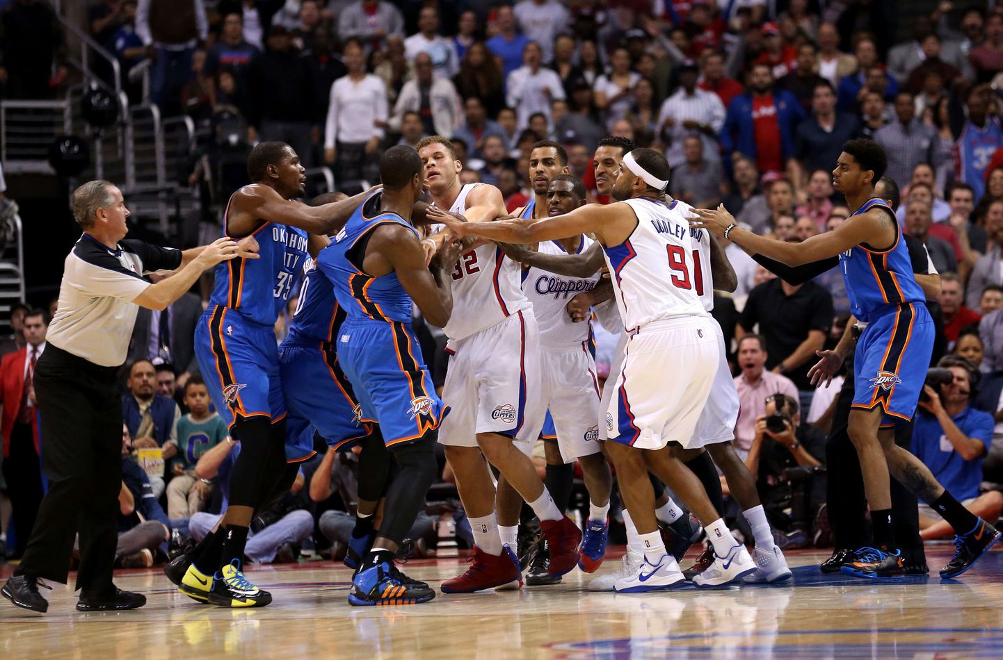 Oklahoma City Thunderi mehed (sinises) ja Clippersi mängijad omavahel tõuklemas.