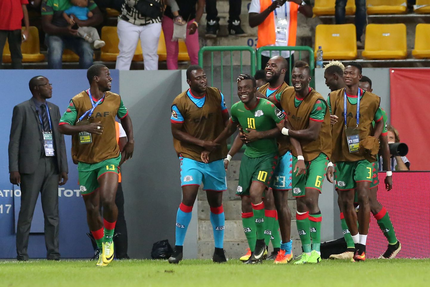 Burkina Faso mängijad tähistamas väravat, Alain Traore keskel (nr 10).