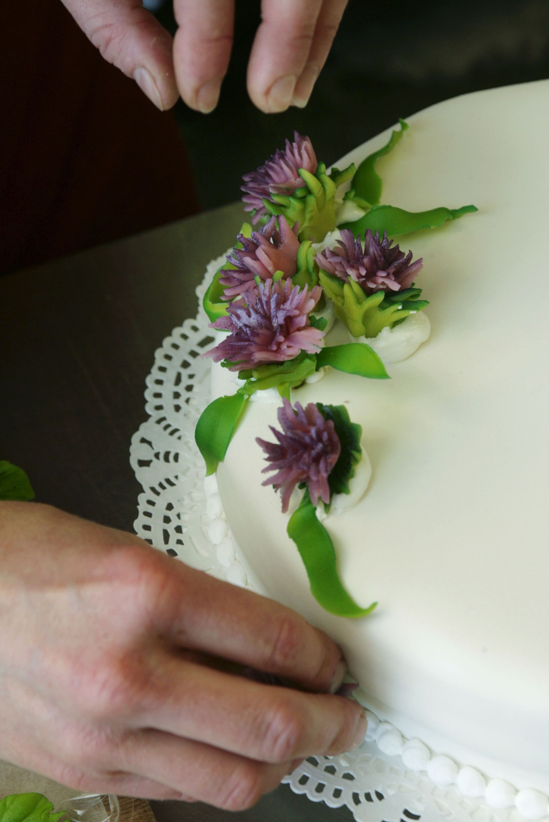 Tordimeister lubas nüüd torte kaunistama hakata lillede ja liblikatega.