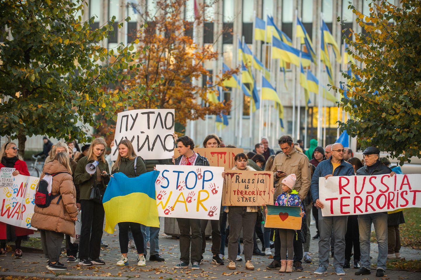 Protestā pie Krievijas vēstniecības Rīgā nosoda zvērīgo uzbrukumu Kijivai un citām Ukrainas pilsētām 10. oktobrī.
