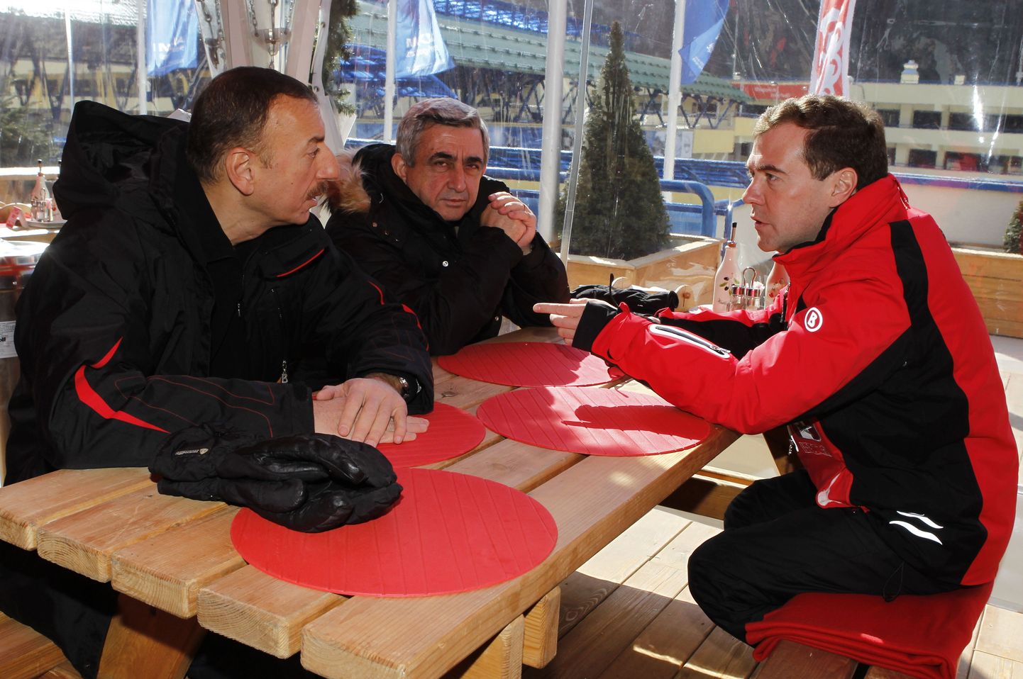 Слева направо: Ильхам Алиев, Серж Саргсян и Дмитрий Медведев.