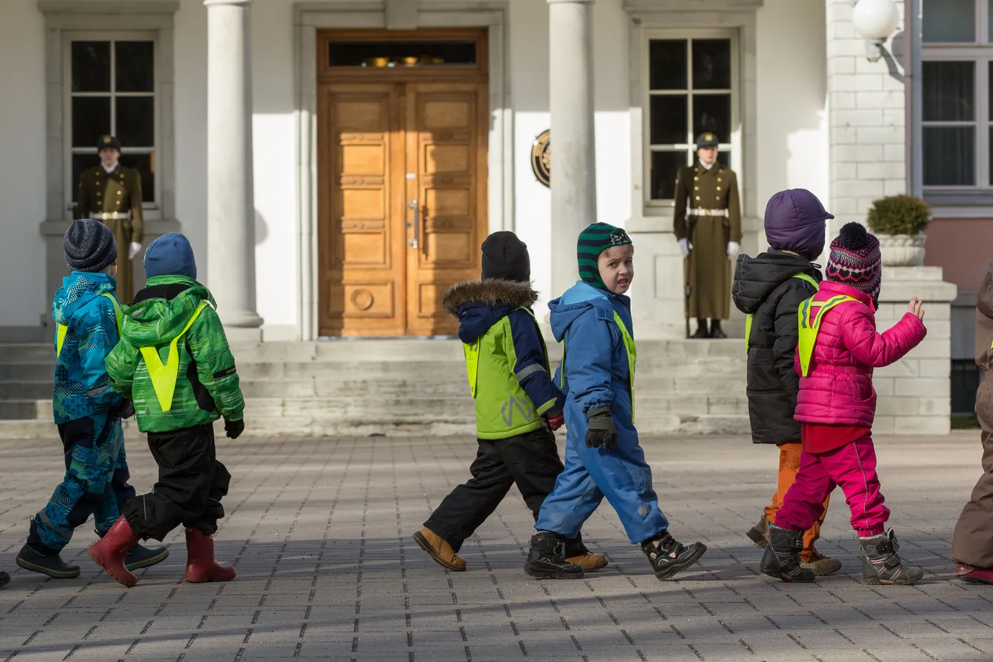 Lasteaiarühm möödub Kadriorus presidendilossist.