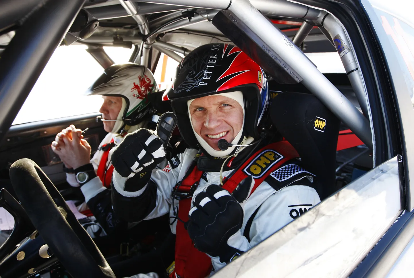 Phil Mills (vasakul) koos Petter Solbergiga.