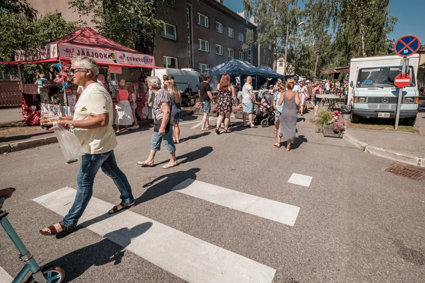 Pärnu linnavalitsus pikendas Supeluse tänaval autoliikluse keeldu augusti lõpuni.