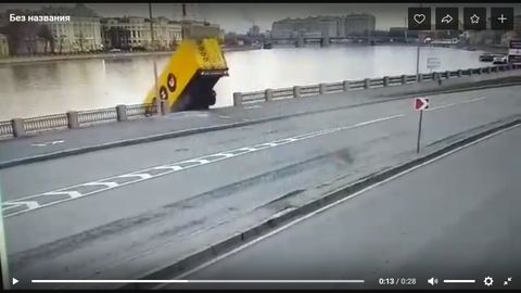 ДТП в Петербурге: грузовик рухнул в воду, водитель погиб