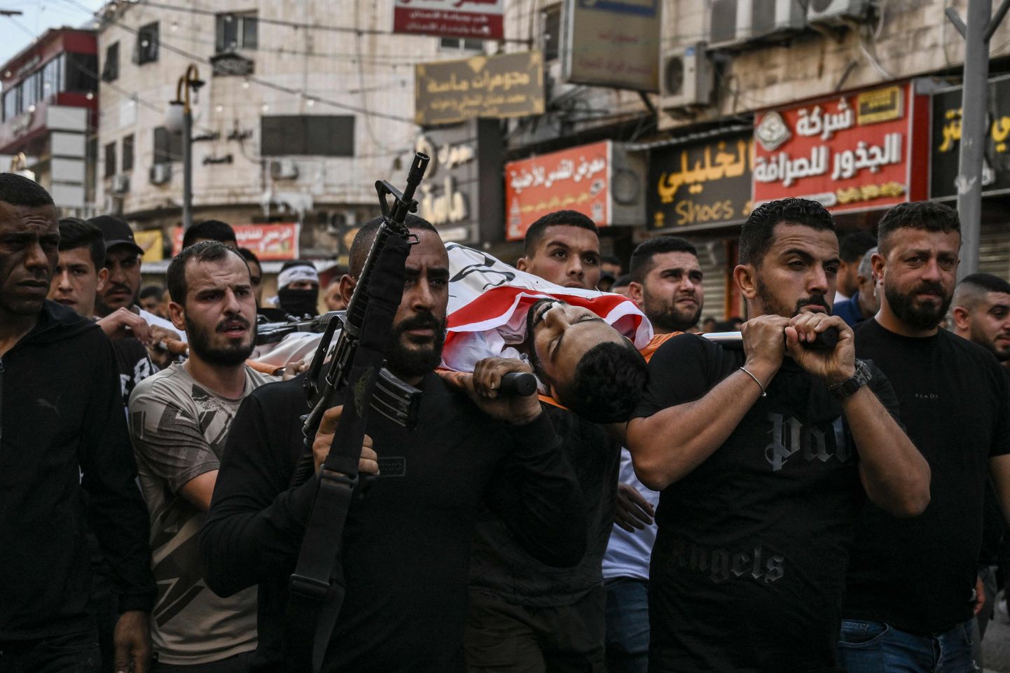 Jenini linna palestiinlased kannavad Iisraeli öistes haarangutes tapetud meest.