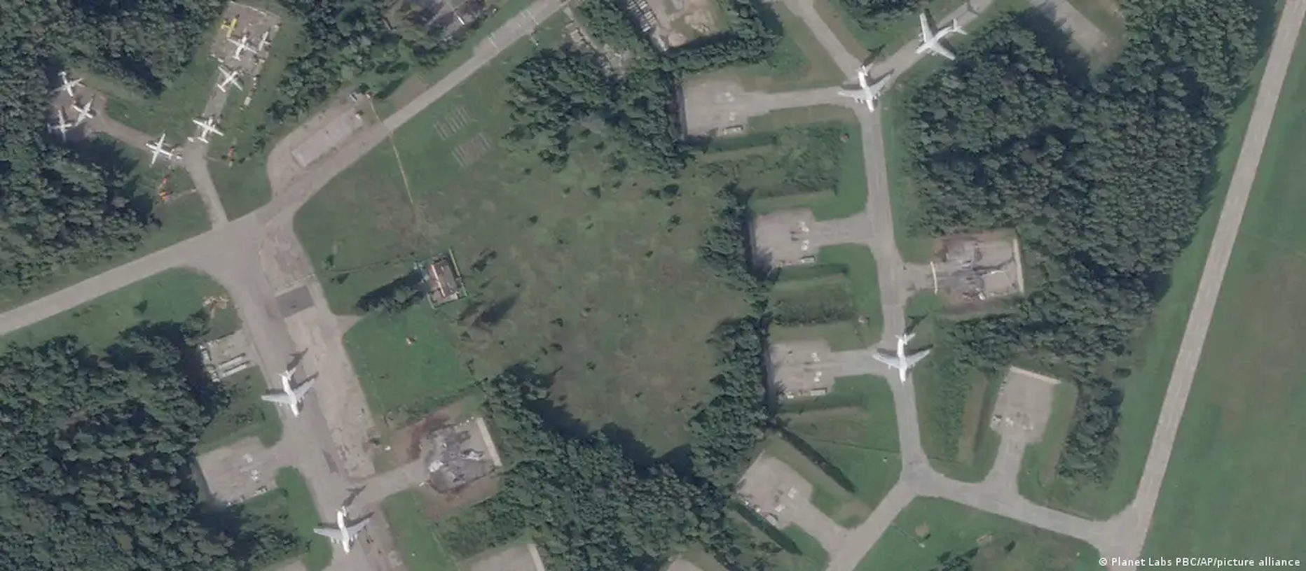 Псковский аэропорт (на спутниковом снимке от 31 августа), по всей видимости, был поражен ракетой украинского производства