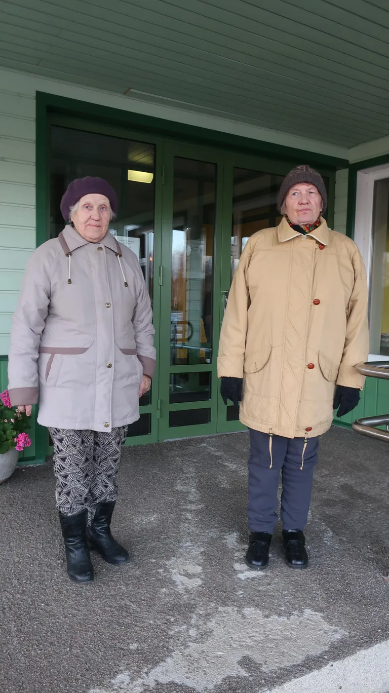 Veriora kortermaja elanikud Helle Peedusoo ja Endla Varend saatsid ööd mööda mitme teki all.